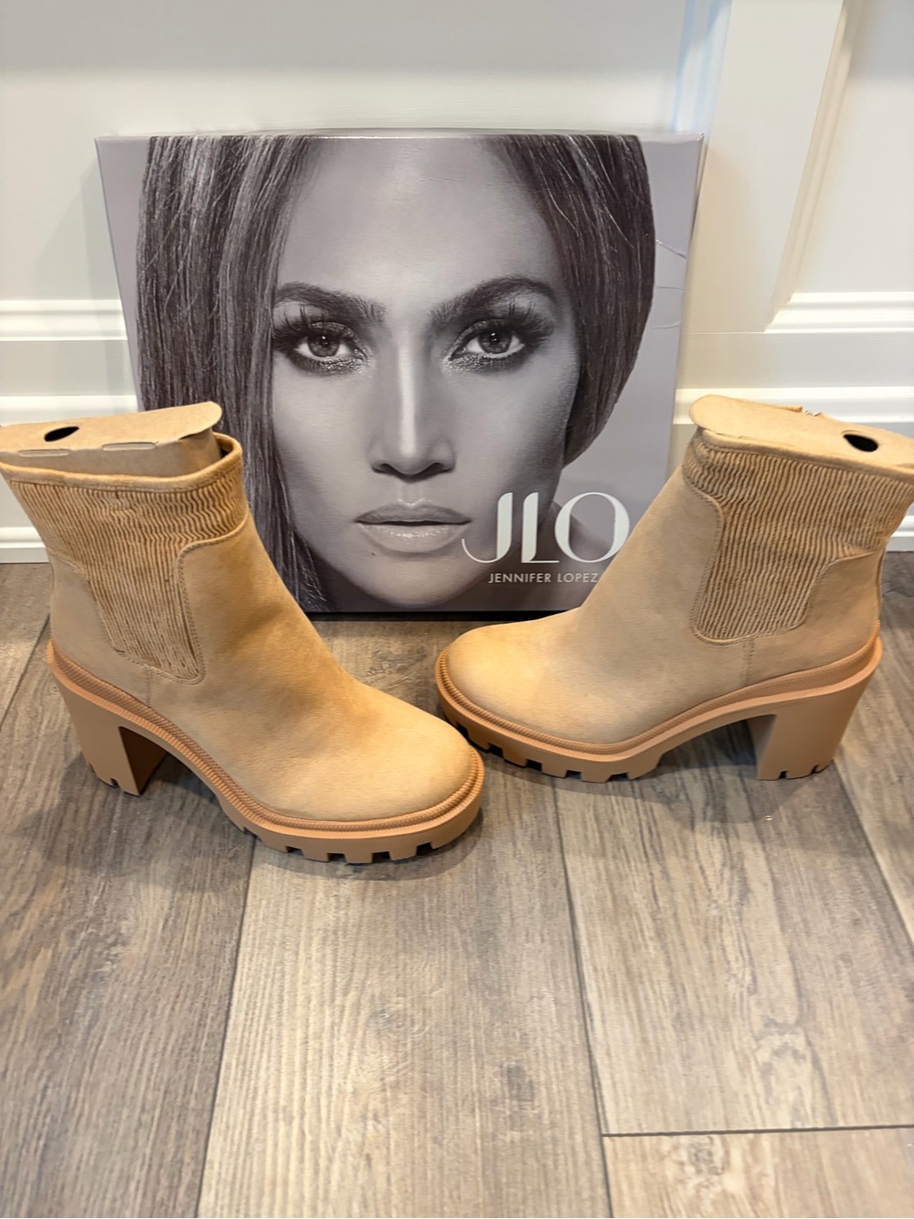 New with box Jennifer Lopez J LO Women's Tan Chunky Heel Emalee Boot size 8.5